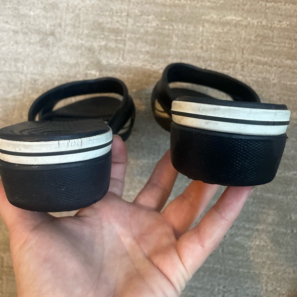 BLACK WHITE CROCS OPEN TOE WEDGE SLIDES 7 **AS IS - Picture 5 of 5